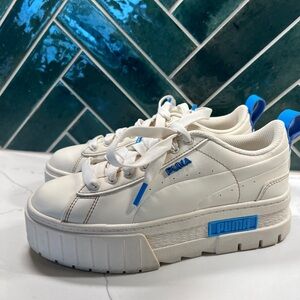 Never worn Puma’s size 6